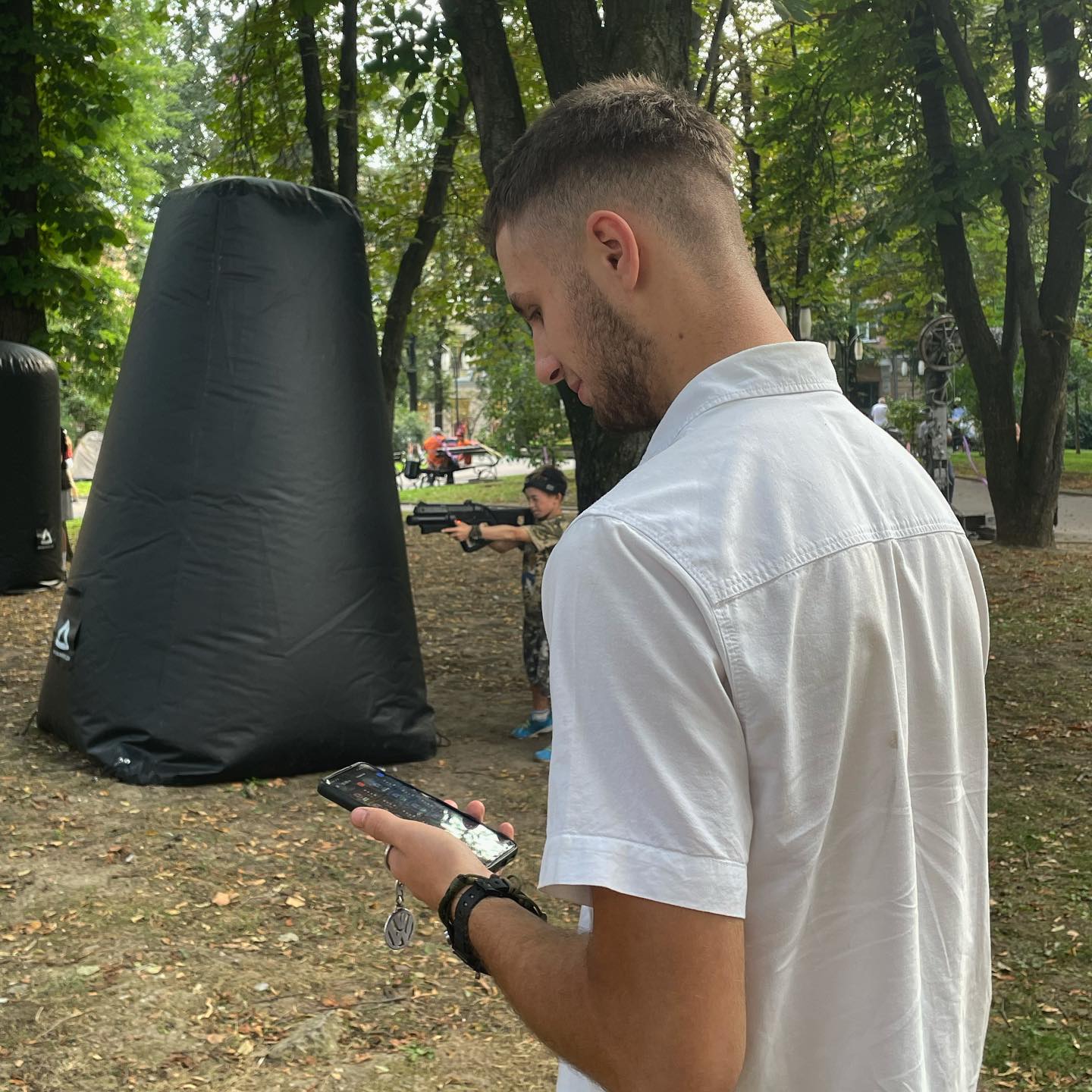 Працівник VARTA біля чорних надувних укриттів поля FORPOST